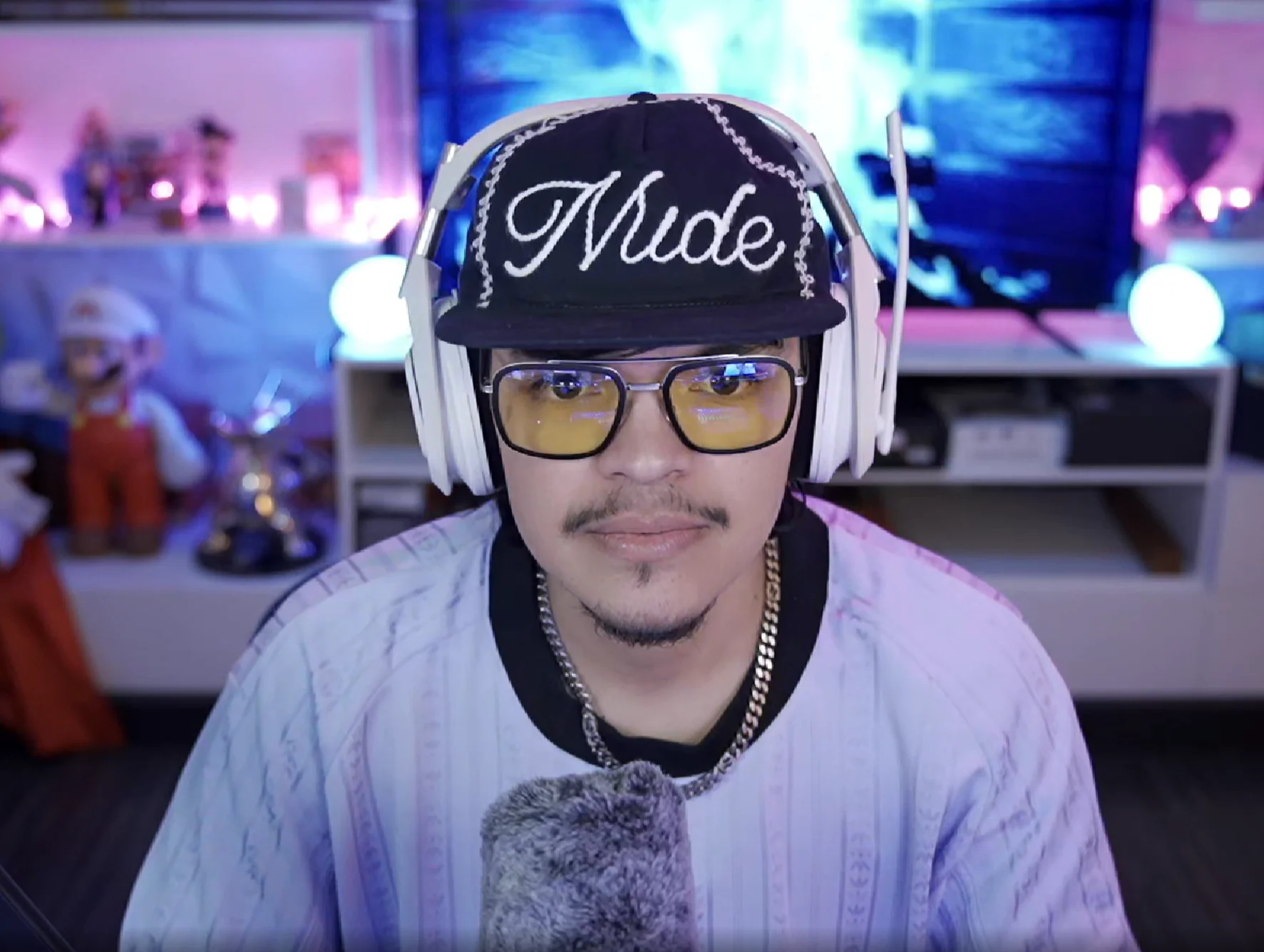 Komanche en directo con luces de neón y ambiente de casino